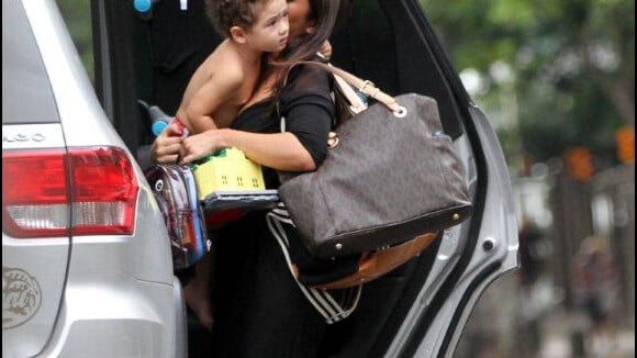 Daniele Suzuki vai à casa do ex buscar filho e ganha um beijo