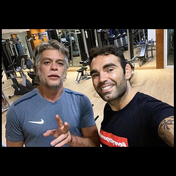 Chico Salgado publicou foto em que Fabio Assunção aparece exibindo abdômen trincado