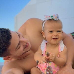 Arthur Aguiar faz vídeo com a filha e chama atenção