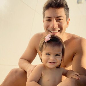 Filha de Mayra Cardi esbanja fofura em vídeo com Arthur Aguiar 