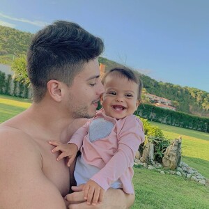 Arthur Aguiar e filha encantam a web em vídeo