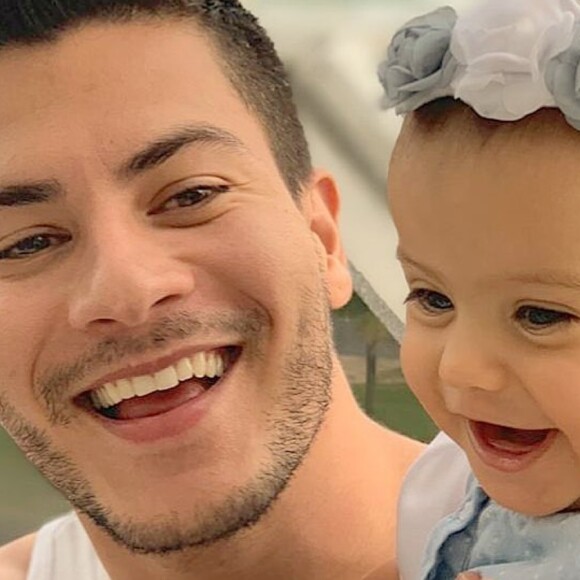 Arthur Aguiar grava vídeo com filha e Mayra Cardi explica