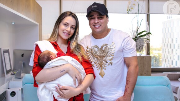  Kauan, da dupla com Matheus, acompanha primeira consulta do filho recém-nascido, Arthur, em São Paulo, nesta quarta-feira, 08 de julho de 2020