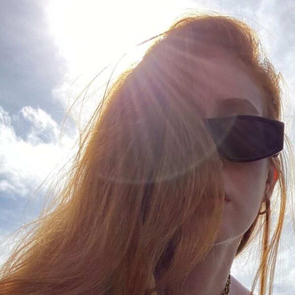 Marina Ruy Barbosa completou look de piscina com óculos de sol retrô