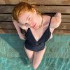 Marina Ruy Barbosa surge com maiô com decote em V e acessórios tendência em banho de piscina