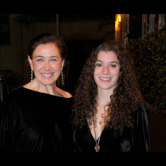 Lilia Cabral e a filha, Giulia Bertolli, dançaram a música 'Desce para o play'