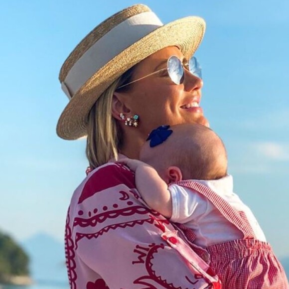 Ana Paula Siebert curte passeio de barco com filha, Vicky