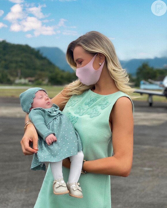 Ana Paula Siebert exibe aerolook da filha para primeira viagem