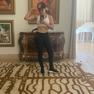 Maraisa, da dupla com Maiara, mantém boa forma com exercícios