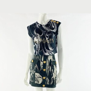 Bruna Marquezine vende conjuntinho Balmain (R$ 4.500,00) com saia e blusa com estampa mesclada e fivelas douradas