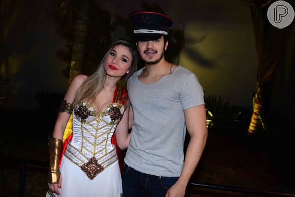 Luan Santana posa com Andressa Urach em festa de Halloween