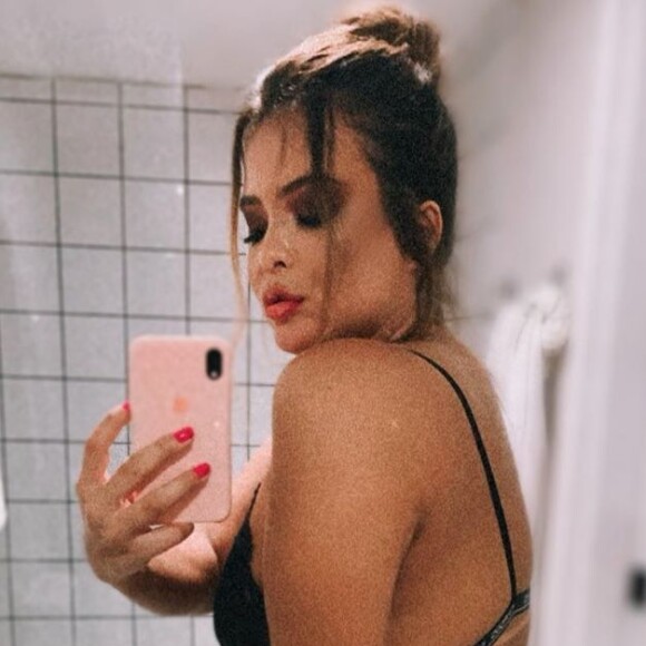 Geisy Arruda abusa da sensualidade em foto com look ousado