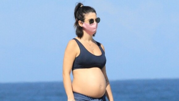 Sthefany Brito deixa barriga de gravidez à mostra ao caminhar na praia. Fotos!