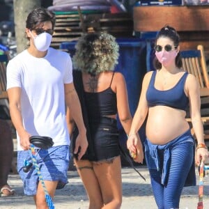 Sthefany Brito é fotografada caminhando com marido, Igor Raschcovsky, e seus cachorros na orla da praia do Arpoador, na zona sul do Rio de Janeiro, neste sábado, 18 de julho de 2020