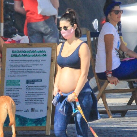 Sthefany Brito é fotografada caminhando com marido, Igor Raschcovsky, e seus cachorros na orla da praia do Arpoador, na zona sul do Rio de Janeiro, neste sábado, 18 de julho de 2020