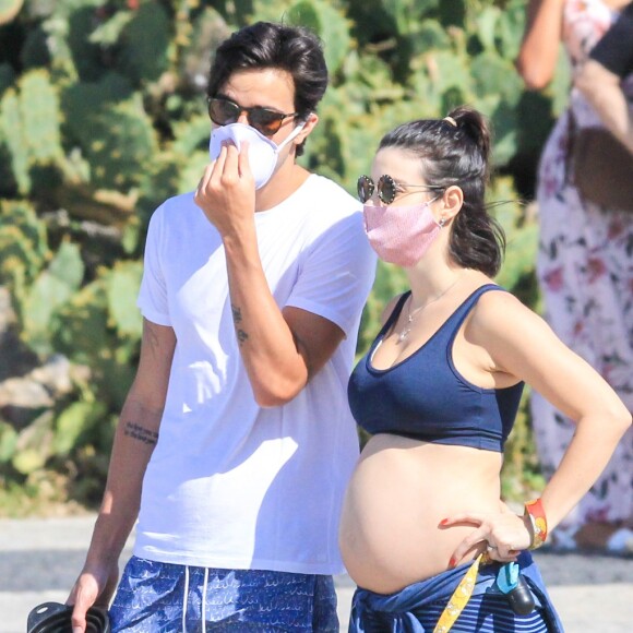 Sthefany Brito é fotografada caminhando com marido, Igor Raschcovsky, e seus cachorros na orla da praia do Arpoador, na zona sul do Rio de Janeiro, neste sábado, 18 de julho de 2020