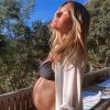 Giovanna Ewbank exibe barriga de gravidez ao usar biquíni preto