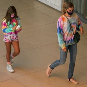 Grazi Massafera combina look tie dye com filha, Sofia, de 8 anos