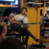 Chay Suede cantou e tocou violão durante pocket show em barzinho de Fernando de Noronha