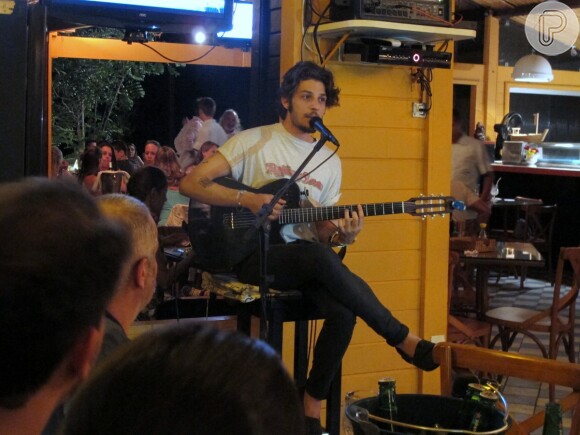 Chay Suede cantou e tocou violão durante pocket show em barzinho de Fernando de Noronha