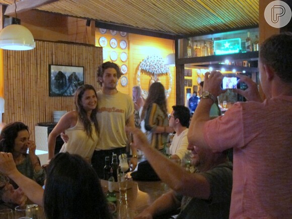 Chay Suede posou para fotos ao lado de fãs durante pocket show em barzinho de Fernando de Noronha