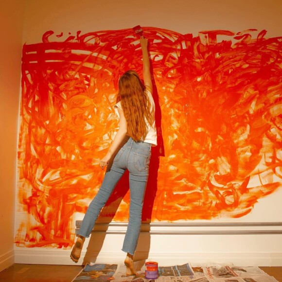 Marina Ruy Barbosa em foto pintando parede