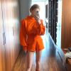 Marina Ruy Barbosa 'causou' com look laranja na feira