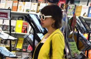 Bruna Linzmeyer muda o visual de novo e exibe cabelo curto e escuro