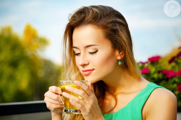 O chá pode te ajudar a diminuir o estresse e aliviar a ansiedade, além de reduzir medidas