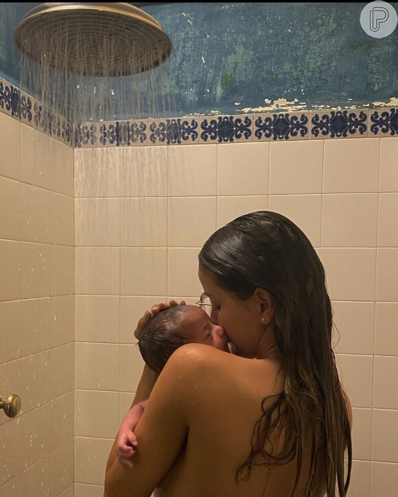 Biah Rodrigues adora tomar banho de chuveiro com o filho