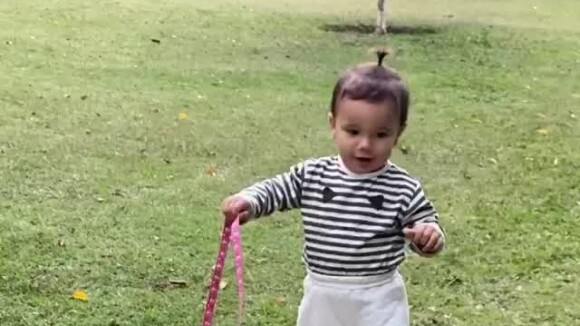 Veja vídeo de filha mais nova de Ticiane Pinheiro andando com cachorra!
