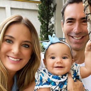 Filha mais nova de Ticiane Pinheiro aprende a andar e leva pet para passear