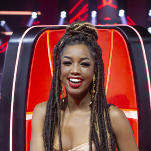 Iza ocupa a famosa cadeira de avaliação do 'The Voice Brasil'