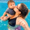 Marília Mendonça usa top e short em piscina com filho
