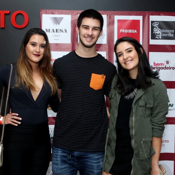 Beatriz, de 22 anos, é irmã gêmea de Vinícius e Laura