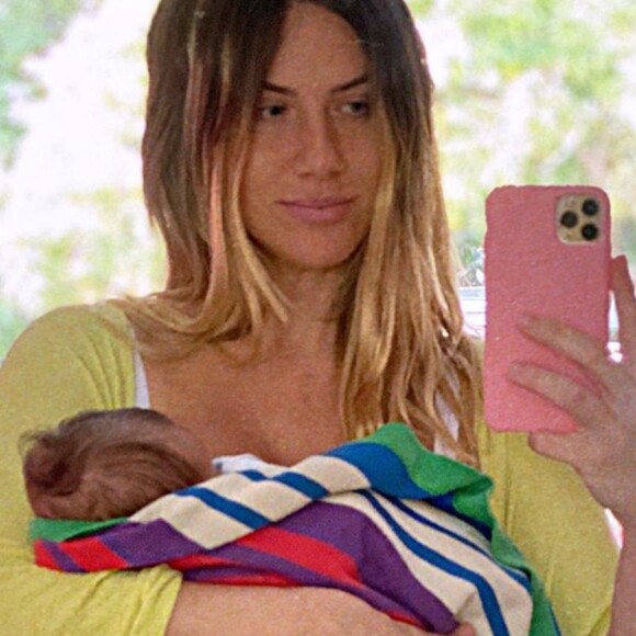 Giovanna Ewbank fica encantada ao em vídeo de 3º filho