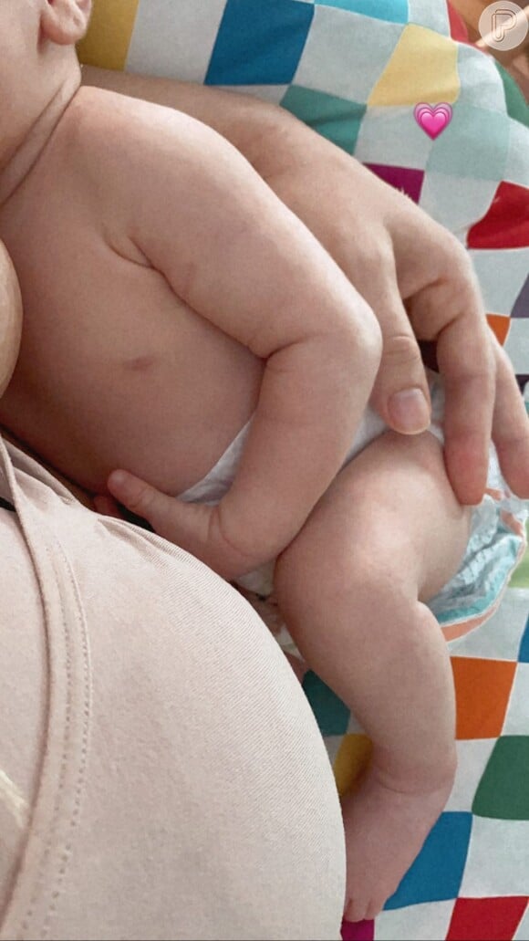 Giovanna Ewbank mostra corpinho do filho com uma fralda