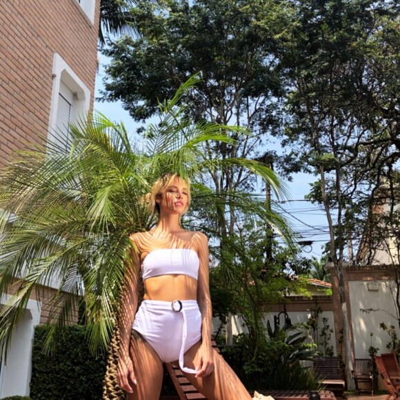 De biquíni, mulher de Kaká mostra evolução de barriga de gravidez