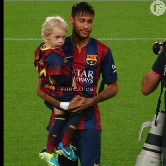No estádio Camp Nou, casa do time Barcelona, Neymar levou o filho, Davi Lucca, para o campo