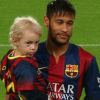 Neymar entra em campo com o filho, Davi Lucca, em jogo do Barcelona, na Espanha, neste sábado, 1º de novembro de 2014