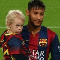 Neymar entra em campo com o filho, Davi Lucca, em jogo do Barcelona