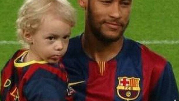 Neymar entra em campo com o filho, Davi Lucca, em jogo do Barcelona