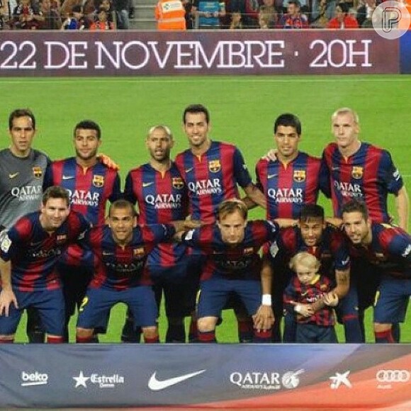 Davi Lucca, filho de Neymar, posa para foto com todo o time do Barcelona