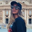 Anitta aposta em look sporty para viajar à Itália