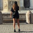 Anitta usa bolsa de grife transpassada em look esportista na Itália