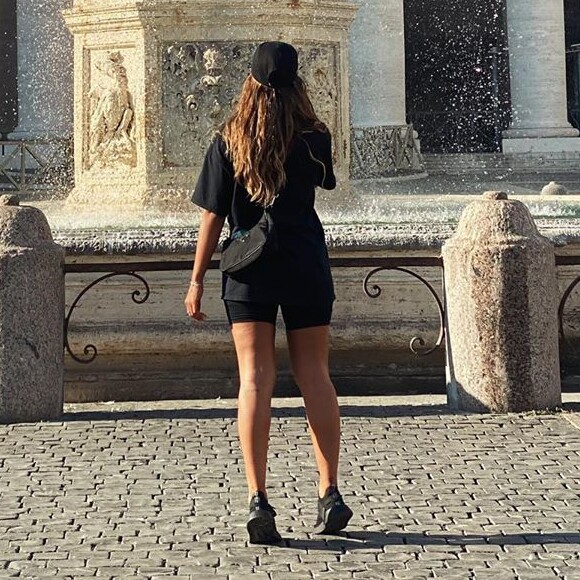 Anitta usa bolsa de grife transpassada em look esportista na Itália