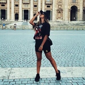 Anitta se emociona ao lembrar da avó ao chegar no Vaticano: 'No dia em que minha avó faria aniversário, se estivesse viva, consegui levá-la em pensamento para o lugar que ela mais sonharia ir'