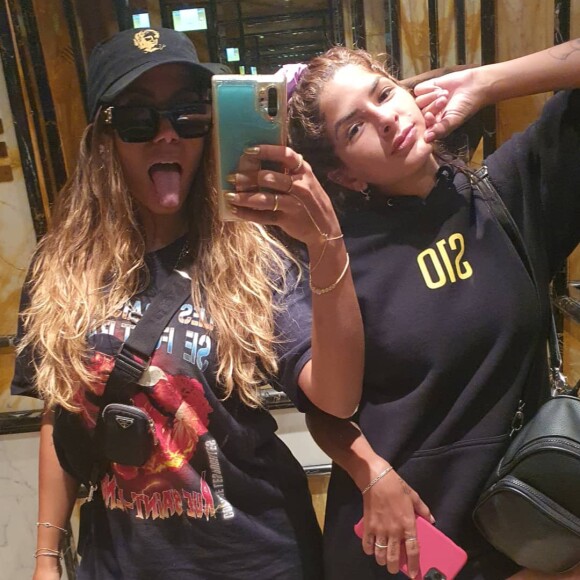 Anitta faz selfie no elevador de hotel ao chegar em Roma, na Itália