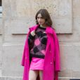 Emily usa sapatos Christian Louboutin Agneska 85 Pink Velour com casaco Chiara Ferragni Denim e suéter SANDRO Sparks diamond-patterned jumper na cor rosa