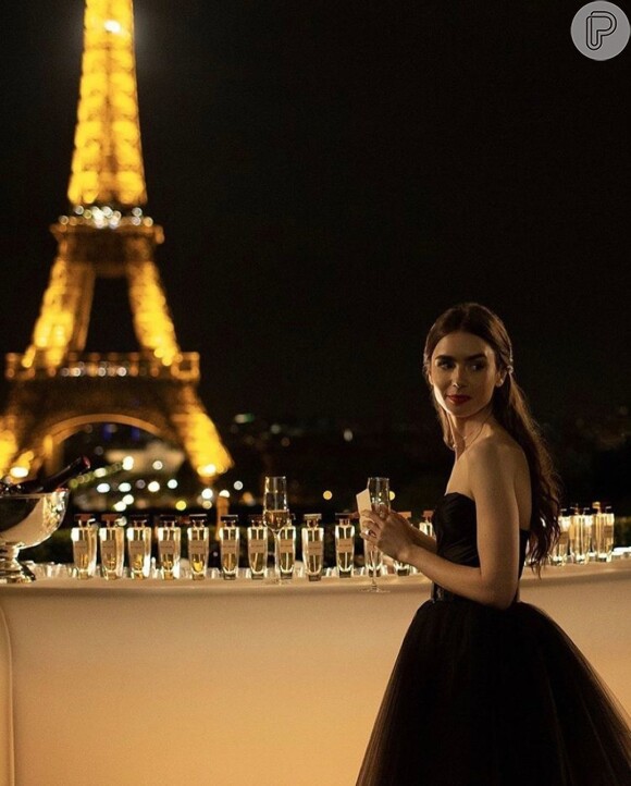 O vestido preto de veludo e sem alças usado na festa de lançamento do perfume é um Alexandre Vauthier